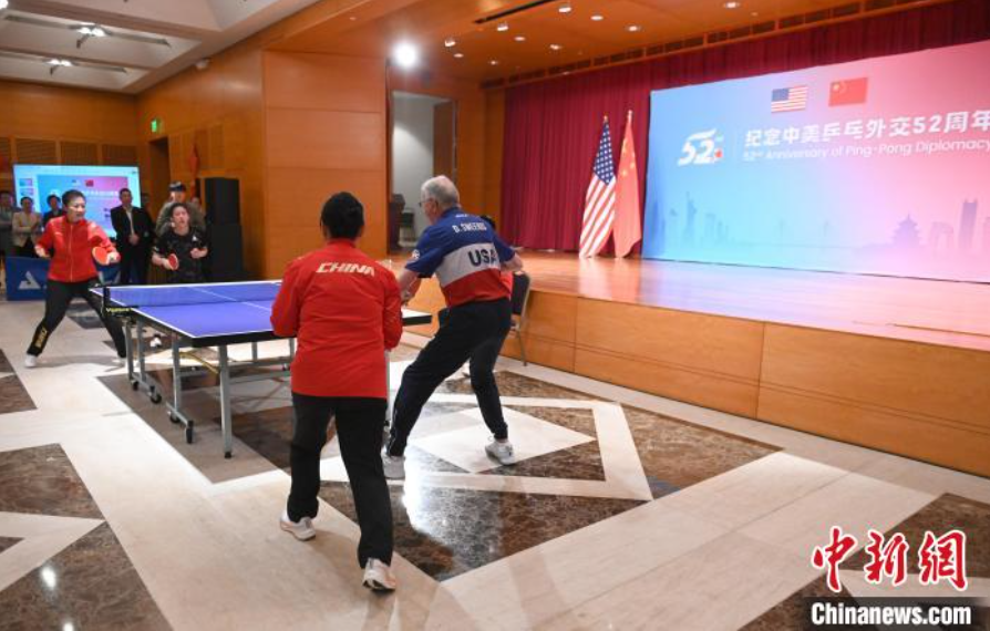 當(dāng)?shù)貢r(shí)間12月13日，中國(guó)駐美使館在華盛頓舉辦慶?；顒?dòng)紀(jì)念中美乒乓外交52周年。圖為丁寧、劉偉、戴爾等中美運(yùn)動(dòng)員上演混雙表演賽。中新社記者 陳孟統(tǒng) 攝