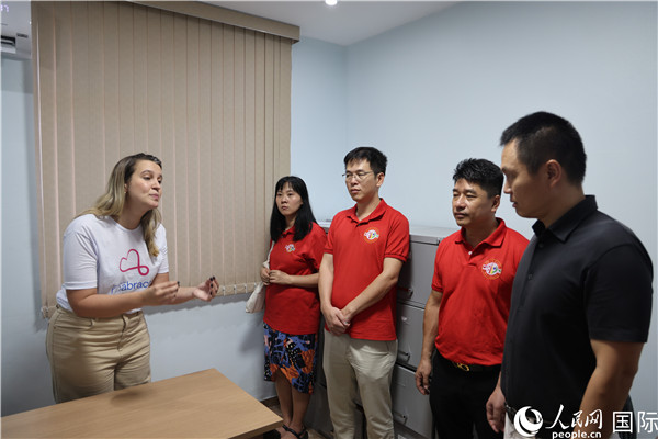 王尉育等人參觀并了解協(xié)會(huì)活動(dòng)場(chǎng)所及設(shè)施。人民網(wǎng)記者 時(shí)元皓攝