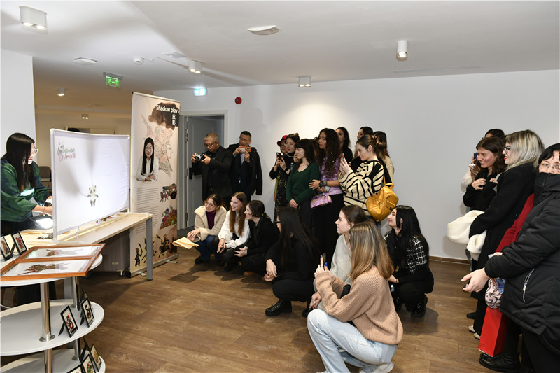 圖為觀眾欣賞帶有“你好中國”標(biāo)識的皮影展示。 布加勒斯特中國文化中心供圖。