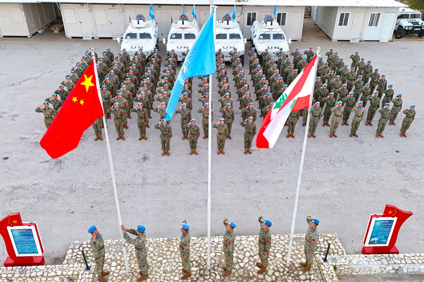 1月1日，中國(guó)第22批赴黎巴嫩維和官兵們舉行升旗儀式。胡光明攝