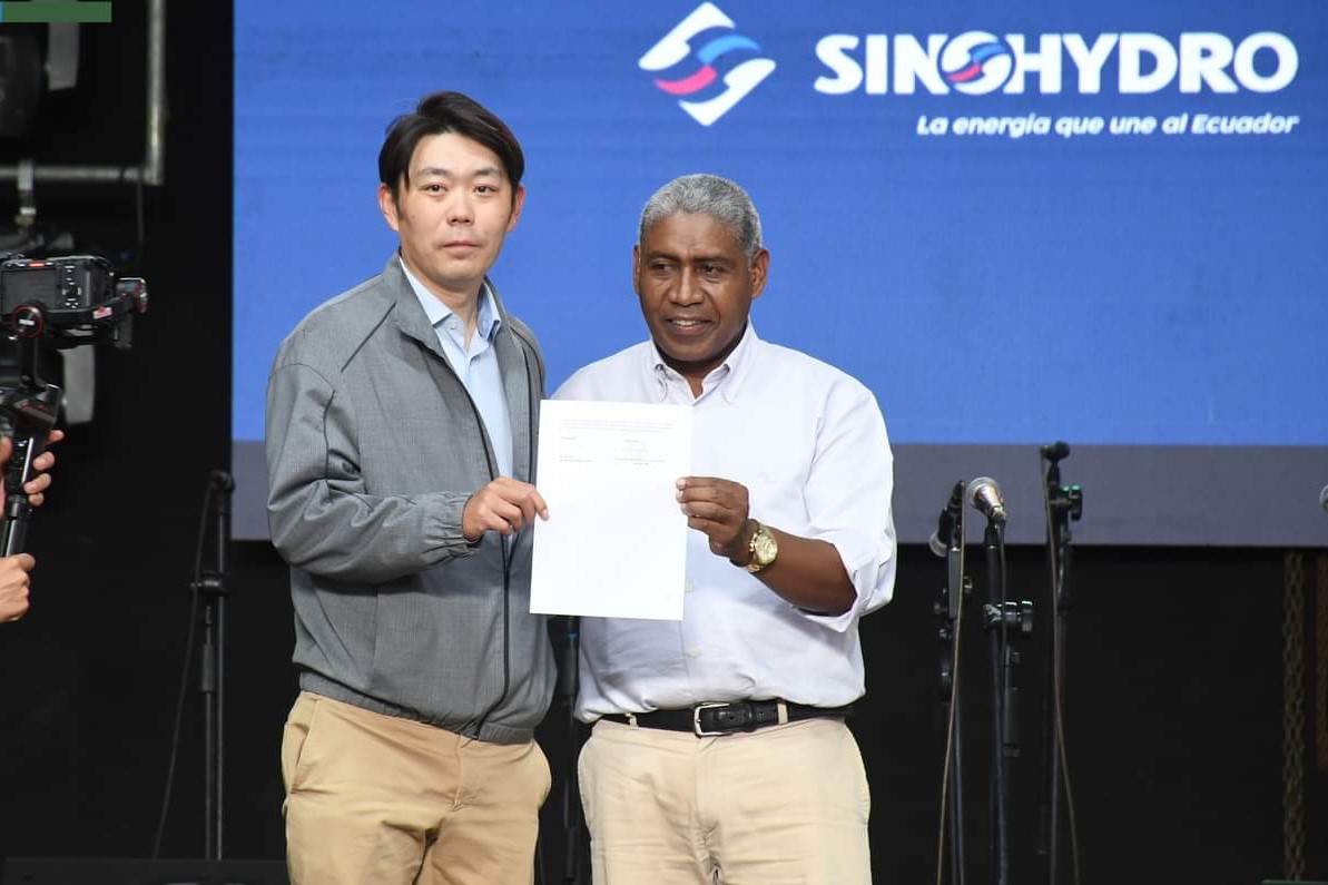 中國電建厄瓜多爾國別代表白納（左）代表中國電建向厄瓜多爾埃爾查科市康復(fù)中心捐贈了一批康復(fù)器材，埃爾查科市市長奧斯卡·德拉克魯斯·卡瓦蒂霍（右）對中國企業(yè)的善舉表示感謝。中國電建厄瓜多爾代表處供圖