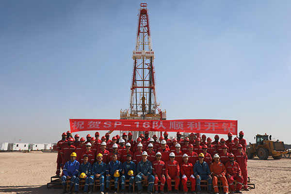 12月25日，中石化國工科威特分公司SINOPEC-16隊在科威特北部油區(qū)順利開鉆。中石化供圖