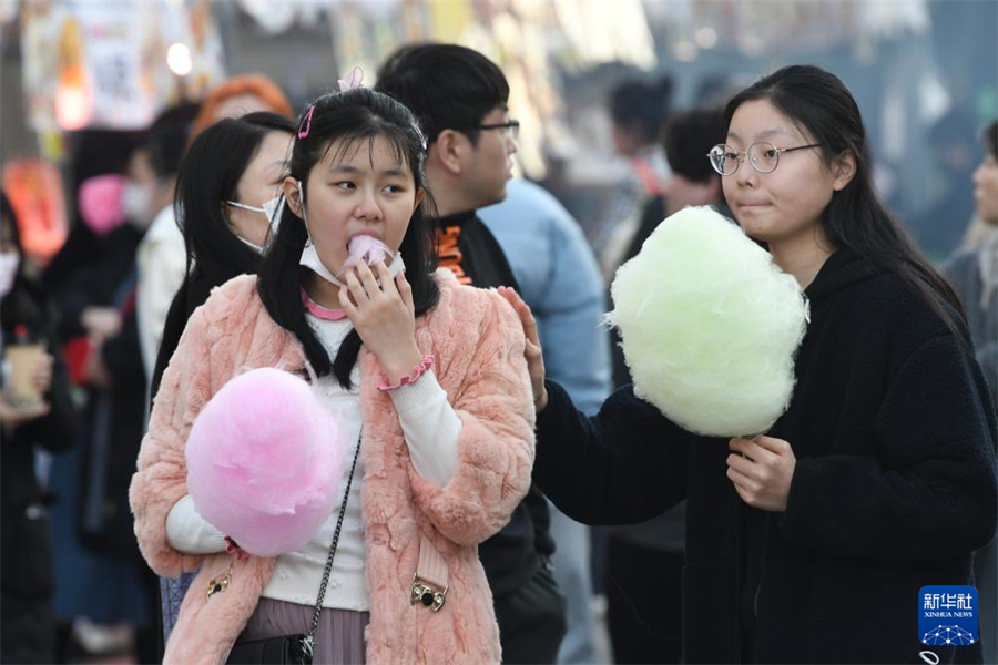1月5日，在日本名古屋市第18屆“名古屋中國春節(jié)祭”上，游客品嘗棉花糖。新華社記者 岳晨星 攝
