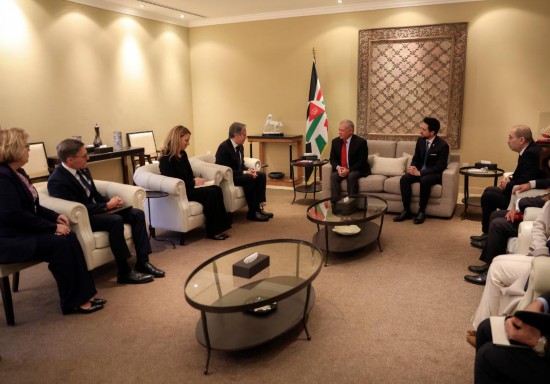 1月7日，約旦國王阿卜杜拉二世（中右）在安曼會見到訪的美國國務(wù)卿布林肯（中左）。新華社發(fā)（約旦王宮供圖）