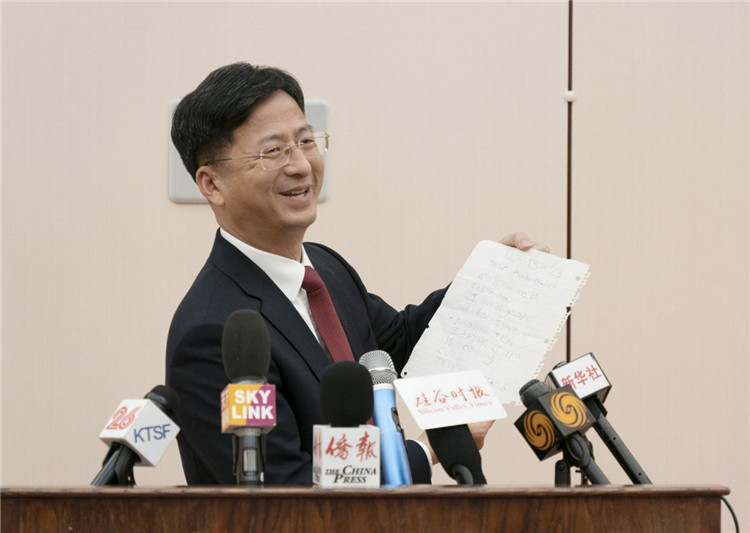 張建敏總領(lǐng)事向媒體展示領(lǐng)區(qū)小學(xué)生來(lái)信。中國(guó)駐舊金山總領(lǐng)館供圖