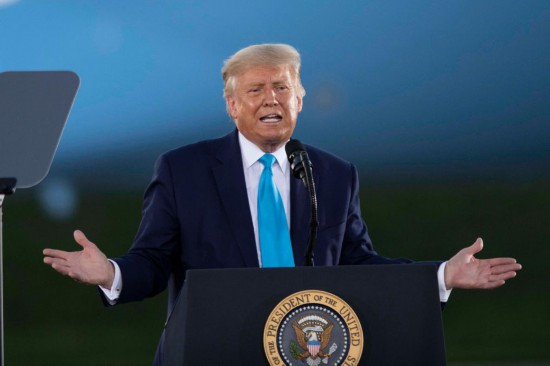 這是2020年9月3日時(shí)任美國總統(tǒng)特朗普在美國賓夕法尼亞州拉特羅布參加競選集會(huì)的資料照片。新華社記者劉杰攝