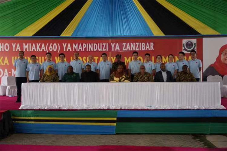 坦桑尼亞政要與中國(guó)醫(yī)療隊(duì)合影。中國(guó)（江蘇）第33期援桑給巴爾醫(yī)療隊(duì)供圖