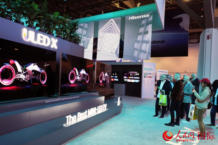 海信在此次展會(huì)上推出ULED X系列電視110UX，是全球首臺(tái)4萬+分區(qū)MiniLED電視，斬獲2024年美國(guó)消費(fèi)電子展創(chuàng)新獎(jiǎng)。人民網(wǎng)記者 李志偉攝