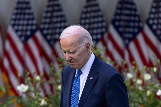 2023年4月24日，美國總統(tǒng)拜登在首都華盛頓白宮出席活動(dòng)。新華社發(fā)（亞倫攝）