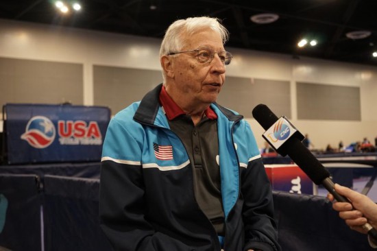 2023年12月16日，中美“乒乓外交”親歷者戴爾·斯威里斯在2023年美國(guó)乒乓球公開(kāi)賽老年組比賽間隙接受新華社記者專(zhuān)訪。