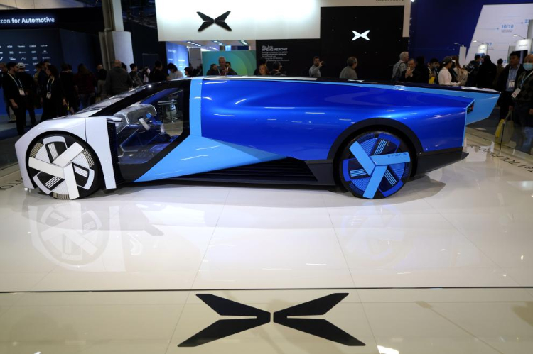 1月11日，人們在美國拉斯維加斯消費(fèi)電子展小鵬公司展臺觀看電動飛行汽車Aeroht。新華社記者吳曉凌攝