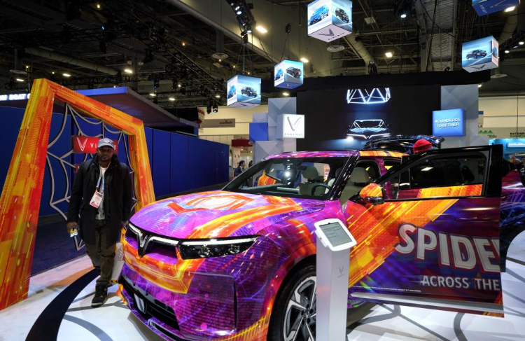 1月11日，人們在美國拉斯維加斯消費(fèi)電子展越南電動汽車制造商VinFast展臺參觀。新華社記者吳曉凌攝