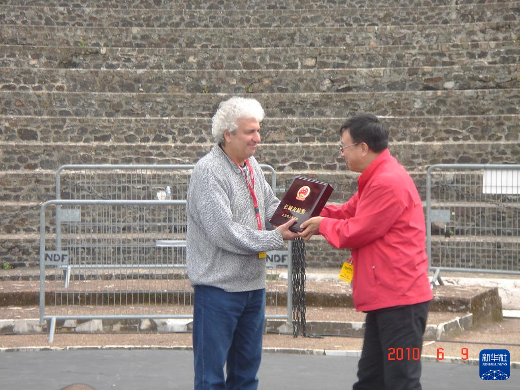 這是2010年帕特里克·索米耶（圖左）獲頒北京市人民政府授予的“長(zhǎng)城友誼獎(jiǎng)”時(shí)的資料照片。新華社發(fā)（受訪對(duì)象供圖）