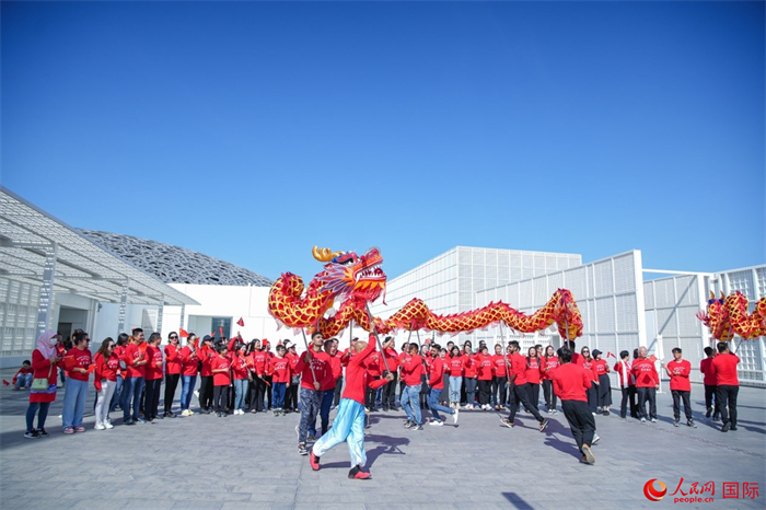 舞龍表演。人民網(wǎng) 塔里克·易卜拉欣攝