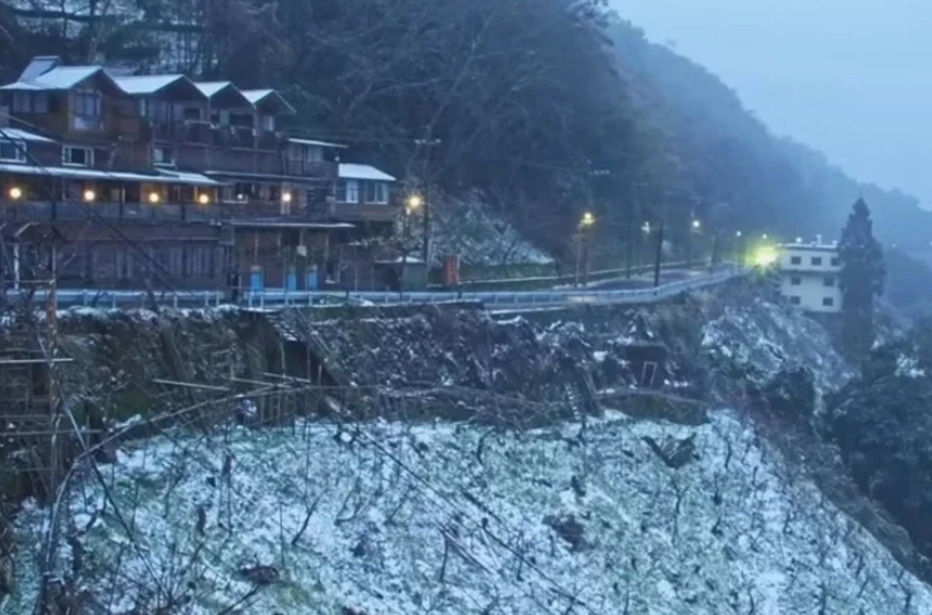 桃園市觀光旅游局22日新啟用的“上巴陵實(shí)時影像”的鏡頭下，現(xiàn)場呈現(xiàn)雪景。圖片來源：桃園市觀光旅游局。