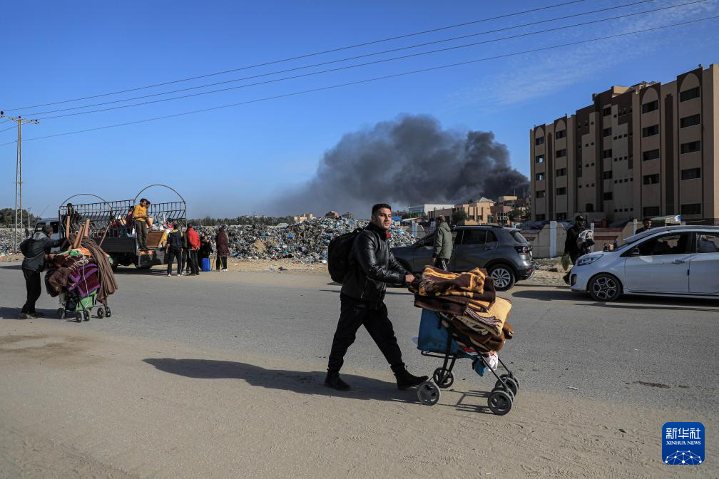 1月22日，在加沙地帶南部城市汗尤尼斯，人們逃離家園。新華社發(fā)（里澤克·阿卜杜勒賈瓦德攝）