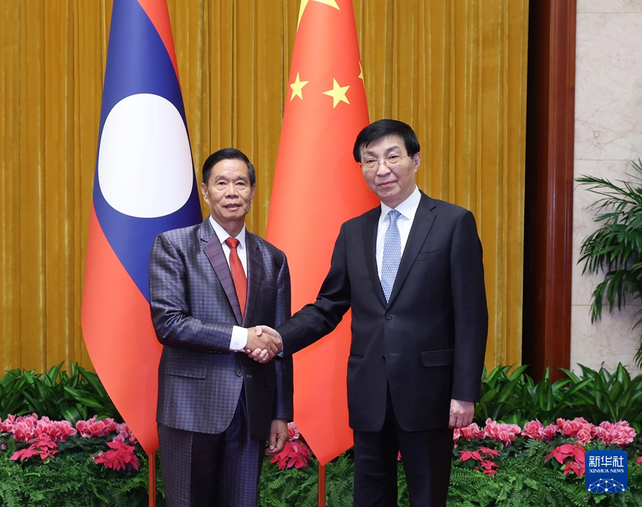 1月22日，中共中央政治局常委、全國(guó)政協(xié)主席王滬寧在北京會(huì)見(jiàn)老撾人民革命黨中央政治局委員、建國(guó)陣線中央委員會(huì)主席辛拉馮。新華社記者 王曄 攝