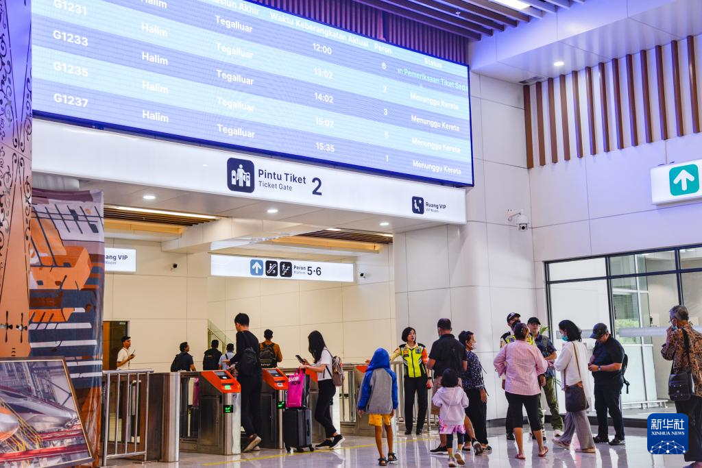 1月24日，在印度尼西亞雅加達哈利姆站候車大廳，乘客刷票前往站臺。新華社記者 徐欽 攝