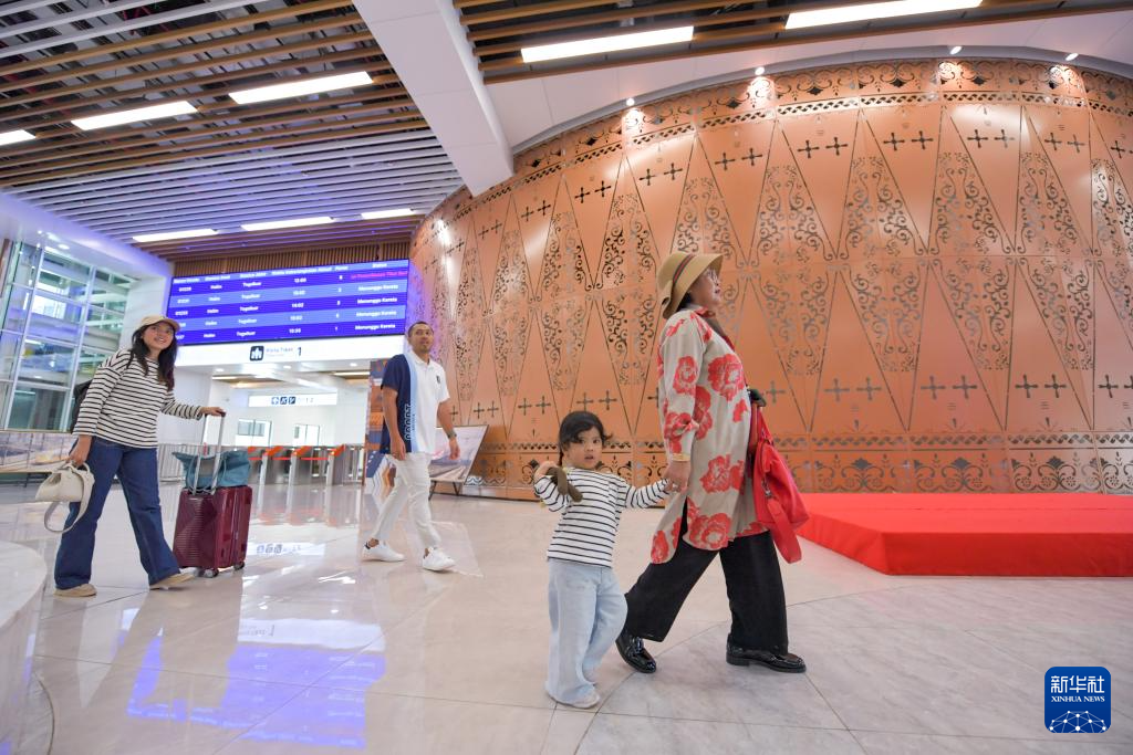 1月24日，在印度尼西亞雅加達哈利姆站，乘客在候車大廳內(nèi)行走。新華社記者 徐欽 攝