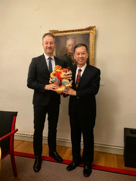 中國(guó)駐瑞典大使崔愛(ài)民（右）會(huì)見(jiàn)瑞典外交部外貿(mào)總司長(zhǎng)嚴(yán)波（左）。中國(guó)駐瑞典大使館供圖