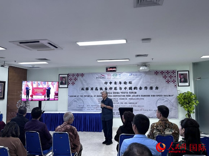 韓高路為與會(huì)嘉賓放映中印尼元首為雅萬(wàn)高鐵正式開通運(yùn)營(yíng)揭幕的場(chǎng)景。人民網(wǎng)記者 曹師韻攝