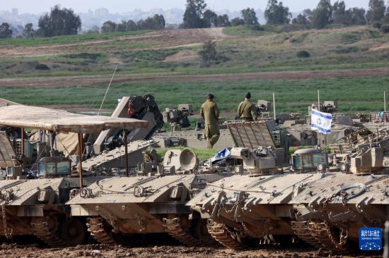 這是1月24日拍攝的加沙邊境以色列一側(cè)的以軍部隊。新華社發(fā)（吉爾·科恩·馬根攝）