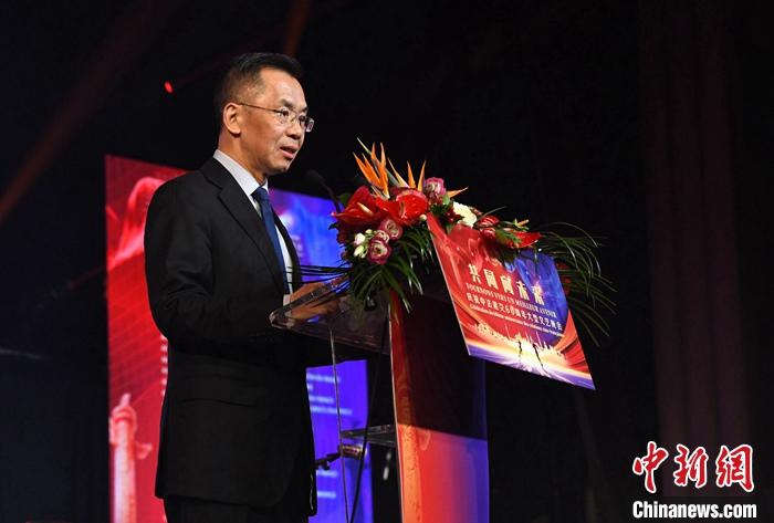 當(dāng)?shù)貢r(shí)間1月16日晚，以“共同向未來(lái)”為題的慶祝中法建交60周年大型文藝晚會(huì)在巴黎舉辦。中國(guó)駐法國(guó)大使盧沙野出席晚會(huì)并致辭。 <a target='_blank' href='/' _fcksavedurl='/'><p  align=