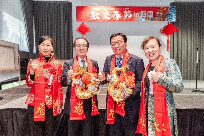 向池田知事、大西市長(zhǎng)贈(zèng)送“歡樂(lè)春節(jié)“吉祥龍。從左到右為魏有美副總領(lǐng)事、池田豊人知事、大西秀人市長(zhǎng)、馬曉琛主任。中國(guó)駐大阪旅游辦事處供圖