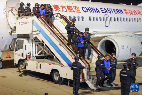 1月30日，在云南昆明長(zhǎng)水機(jī)場(chǎng)，白所成、白應(yīng)蒼、魏懷仁、劉正祥、劉正茂、徐老發(fā)等10名緬北重大犯罪嫌疑人被我公安機(jī)關(guān)成功押解回國(guó)。新華社記者 殷剛 攝