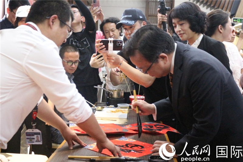 中國駐菲律賓大使黃溪連出席活動并與留菲學子共迎新春。人民網(wǎng)記者樊帆 攝