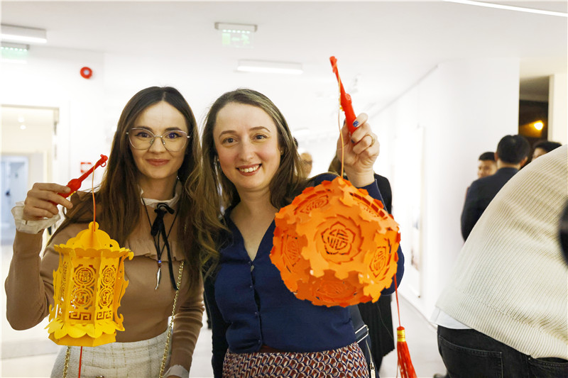 羅馬尼亞觀眾對泉州花燈愛不釋手。 布加勒斯特中國文化中心供圖