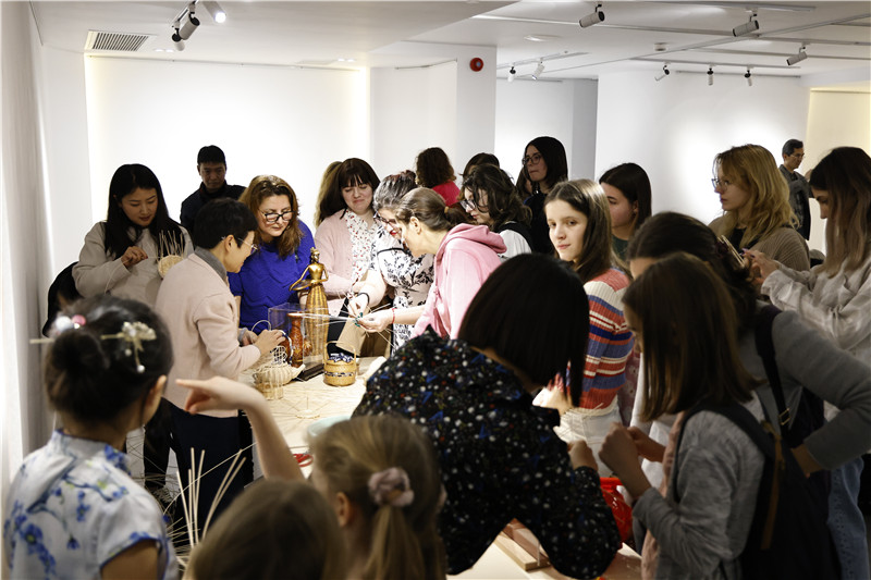 羅馬尼亞觀眾體驗(yàn)安溪竹藤編技藝。 布加勒斯特中國文化中心供圖