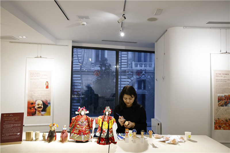 中國泉州的非遺大師制作江加走木偶頭雕刻。 布加勒斯特中國文化中心供圖_副本