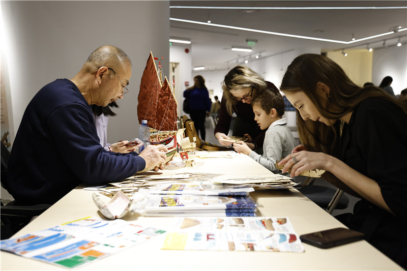 中國泉州非遺大師現(xiàn)場指導(dǎo)制作水密隔艙福船制造技藝。 布加勒斯特中國文化中心供圖