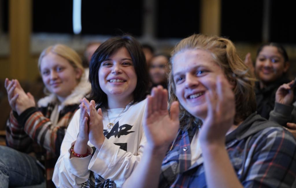 1月30日，在美國(guó)華盛頓州塔科馬市林肯中學(xué)，將于3月啟程赴華交流的林肯中學(xué)12年級(jí)學(xué)生蒙特塞拉特·羅梅羅-羅查（中）參加美國(guó)中學(xué)生赴華交流歡送儀式。新華社記者 吳曉凌 攝