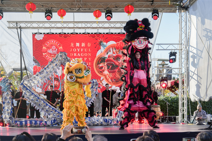 中國(guó)駐希臘大使館大使肖軍正與希方嘉賓為舞龍點(diǎn)睛。     希臘小朋友進(jìn)行舞龍舞獅表演。《中希時(shí)報(bào)》供圖