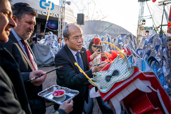 中國(guó)駐希臘大使館大使肖軍正與希方嘉賓為舞龍點(diǎn)睛?！吨邢r(shí)報(bào)》供圖