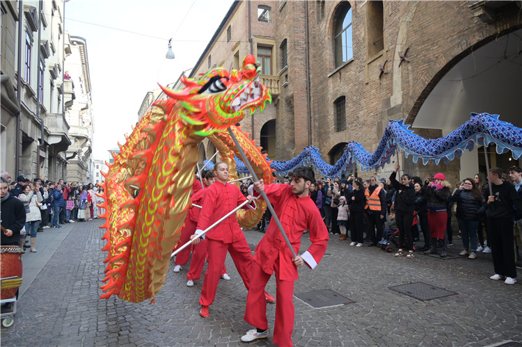 當?shù)匚湫g(shù)學院進行舞龍表演。張錫琪攝