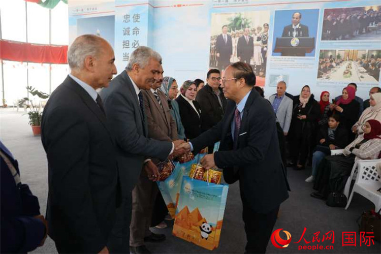 中國駐埃及使館教科處盧春生公參為埃及師生發(fā)放新年禮包。人民網(wǎng)記者 黃培昭攝