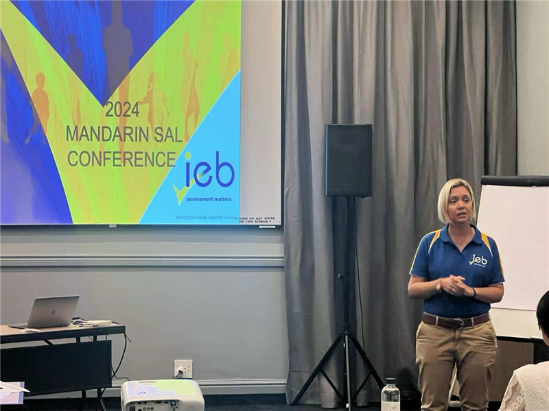 羅賓·莫瓦特女士對2023年“南非漢語高考”情況進(jìn)行數(shù)據(jù)分析總結(jié)。（圖片來源：南非中國文化和國際教育交流中心孔子課堂）