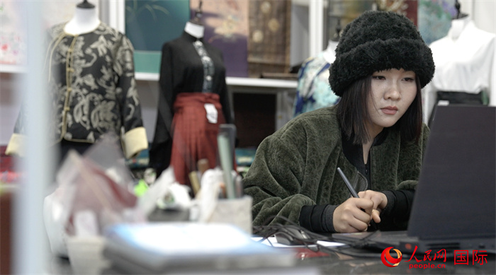 1月23日，在山東省菏澤市曹縣有愛(ài)云倉(cāng)直播基地，張子晨正在設(shè)計(jì)漢服。 人民網(wǎng)記者 袁蒙攝