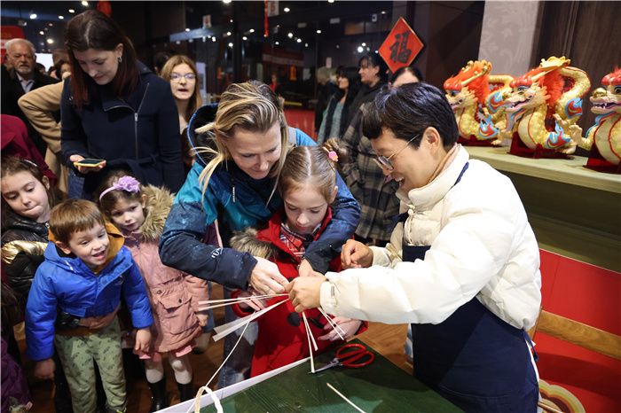 2024年“歡樂(lè)春節(jié)”《閩南風(fēng)情》文藝演出和泉州非物質(zhì)文化遺產(chǎn)展演2月6日在塞爾維亞斯梅代雷沃文化中心舉行。圖為當(dāng)?shù)孛癖婓w驗(yàn)中國(guó)非遺手工藝。 貝爾格萊德中國(guó)文化中心供圖