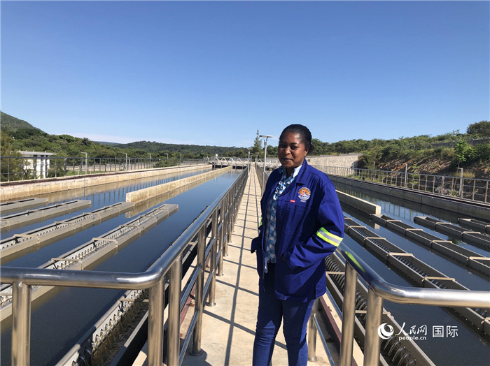 總經(jīng)理琳達在向記者介紹情況。人民網(wǎng)記者 黃培昭攝.