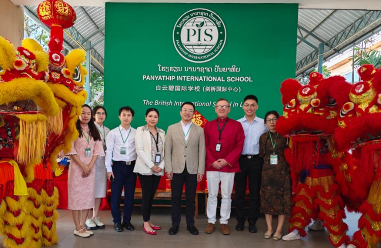 駐老撾使館臨時代辦王暢與白云碧國際學(xué)校校方、參會志愿者教師合影?；顒又鬓k方供圖