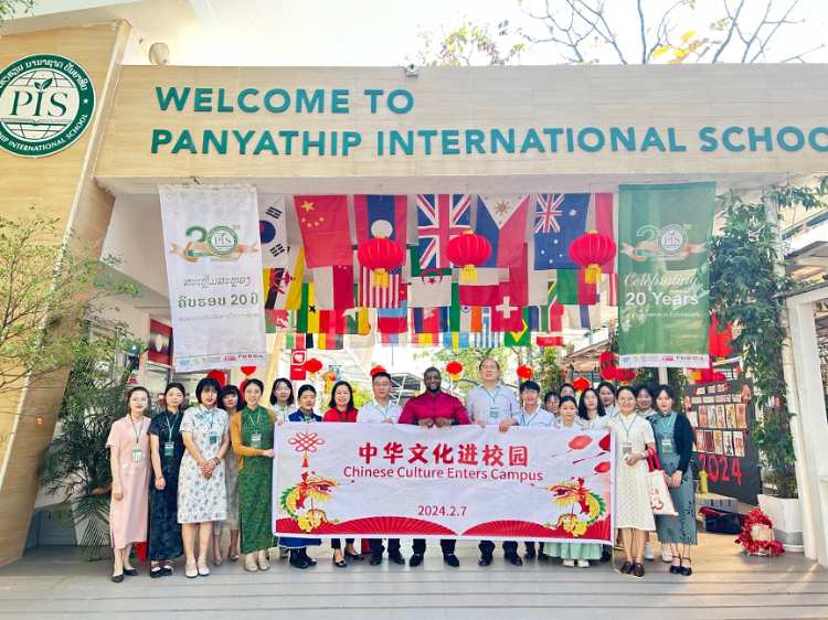 駐老撾使館政治處主任杜長青與白云碧國際學(xué)校校方、參會志愿者教師合影?；顒又鬓k方供圖