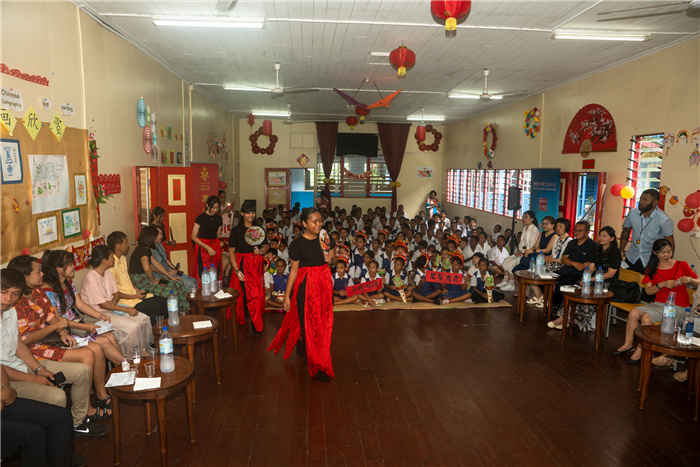 中華學校學生表演扇子舞。