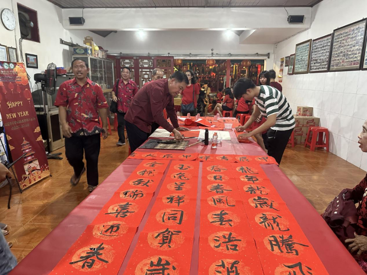 茍皓東為華人朋友現(xiàn)場(chǎng)寫春聯(lián)送福字。巴陵康孔子學(xué)院供圖