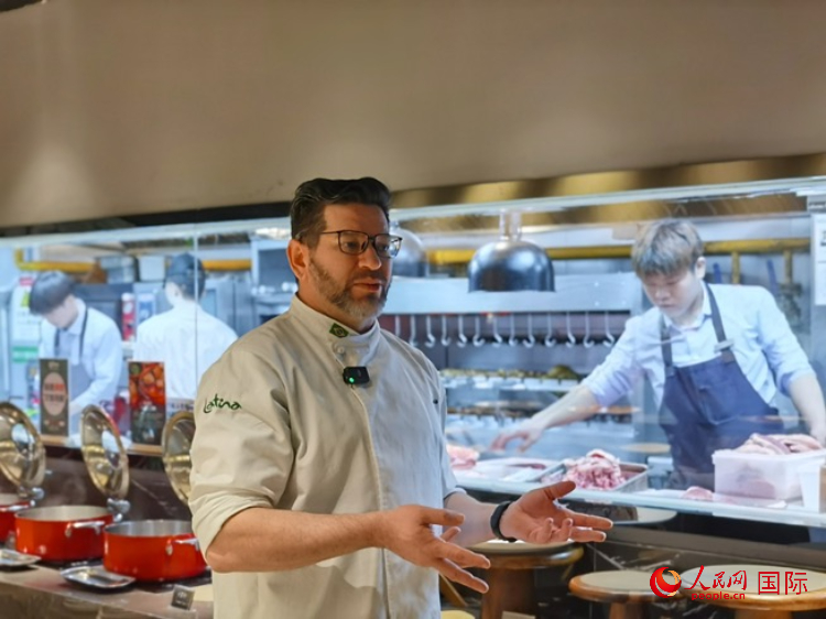 巴西主廚路易斯。人民網(wǎng)記者 魯揚(yáng)攝