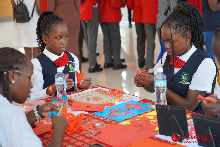 學(xué)生在體驗剪窗花。人民網(wǎng)記者 黃煒鑫攝