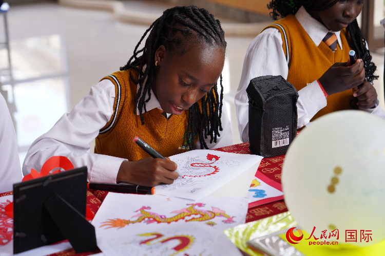 學(xué)生在畫龍。人民網(wǎng)記者 黃煒鑫攝